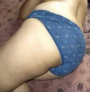 Desi Aunty big round ass in underwear pic