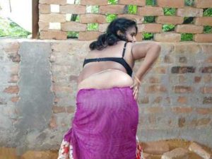 Desi Aunty big round ass pic