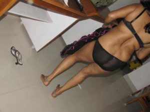 Desi Aunty hot big ass in underwear pic