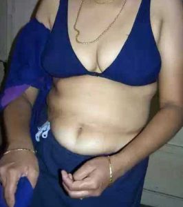 Desi Aunty hot cleavage pic