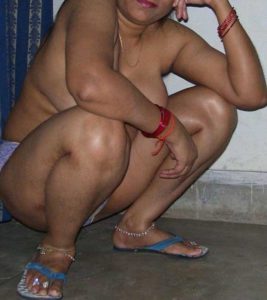 Desi Aunty hot nude squatting pic