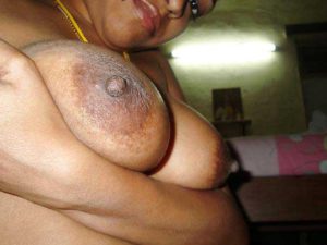 Desi Aunty nude big tits pic