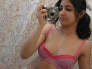 Desi Babe hot bathroom selfie