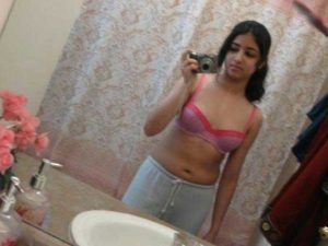 Desi Babe hot in pajama bathroom selfie
