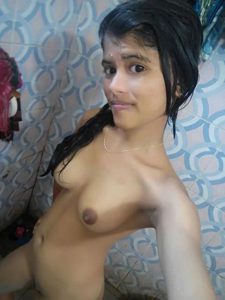 Desi Babe nude perky boobs selfie