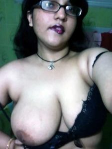 Desi Bhabhi big round boobs pic
