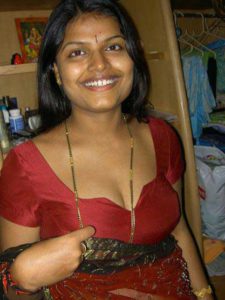 Desi Bhabhi hot cleavage pic
