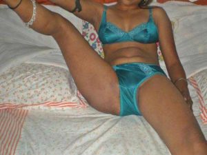 Desi Bhabhi hot n horny in bed pic