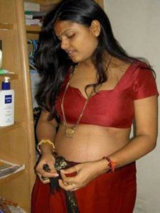 Desi Bhabhi hot pic in saaree