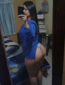 Desi Bhabhi sexy round ass selfie
