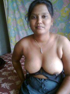 Desi Bhabhi topless big breasts pic