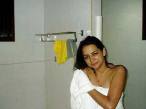 Desi Girl hot in bethroom pic