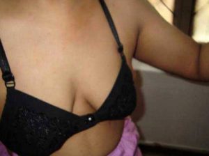 Desi aunty big boobs cleavage pic