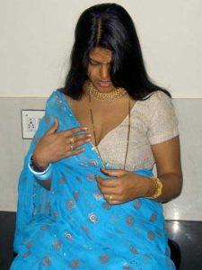 Desi bhabhi hot saaree cleavage pic