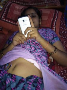 amateur desi wife stripping saree