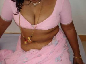 desi aunty hot big tits cleavage pic