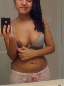 desi indian gf showing big boobs leaked selfie