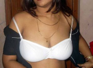 desi indian housewife removing blouse showing beautiful cleavage