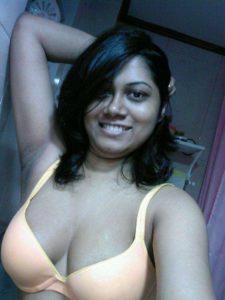 hot indian college babe showing busty chuchi selfie