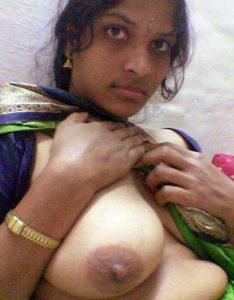 indian wife showing mast mamme