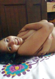 sexy indian college gal naked tits pictures