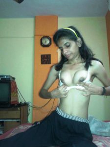 Desi girl small boobs pic