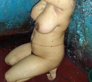 Full nude bath pic