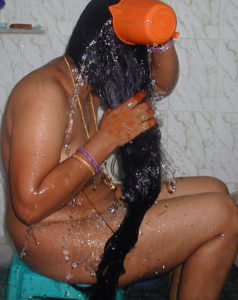desi bhabhi bathing