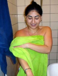 naked desi babe