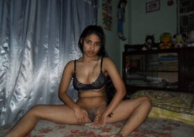 desi wild lady showing hairy pussy