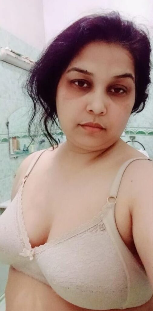 busty hot aunty