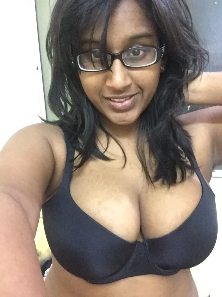 Tamil Girl Exposing Big Boobs