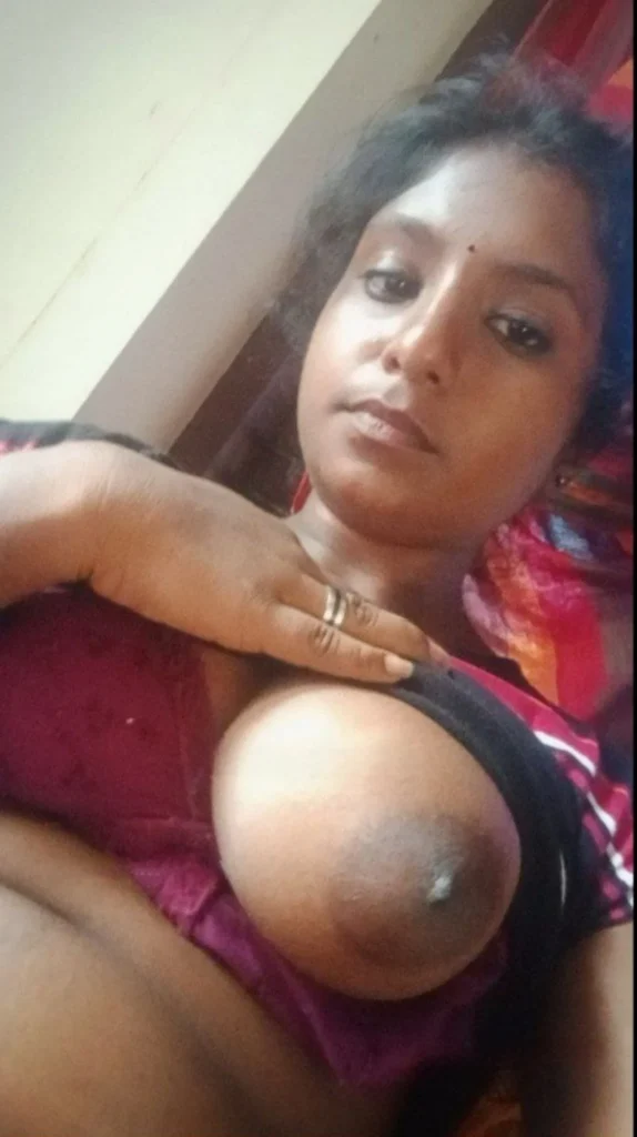 Dark Girlfriend Big Boobs Exposing Selfie